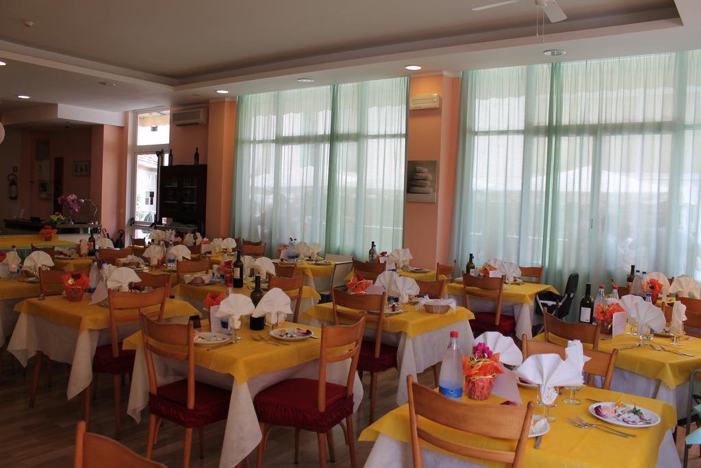Hotel Madrid Каттолика Экстерьер фото