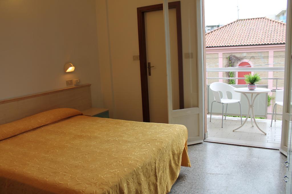 Hotel Madrid Каттолика Номер фото